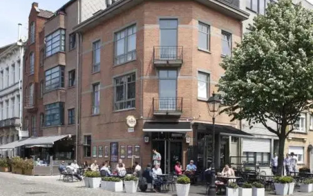 Отель B&B Antwerp Harbour View вид на фасад