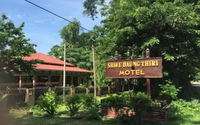 Отель Shwe Daung Thiri Motel Burmese Only Мьянма, Пром - отзывы, цены и фото номеров - забронировать отель Shwe Daung Thiri Motel Burmese Only онлайн вид на фасад