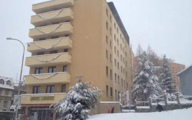 Hotel Merkur - Jablonec Nad Nisou Яблонец-над-Нисой вид на фасад
