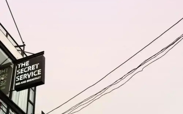 Отель The Secret Service Bed And Breakfast вид на фасад