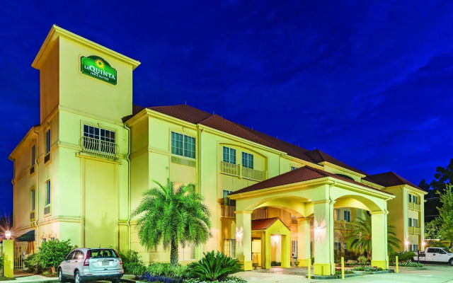 Отель La Quinta Inn & Suites Covington вид на фасад