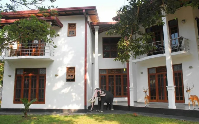 Mahakumara White House Hotel вид на фасад