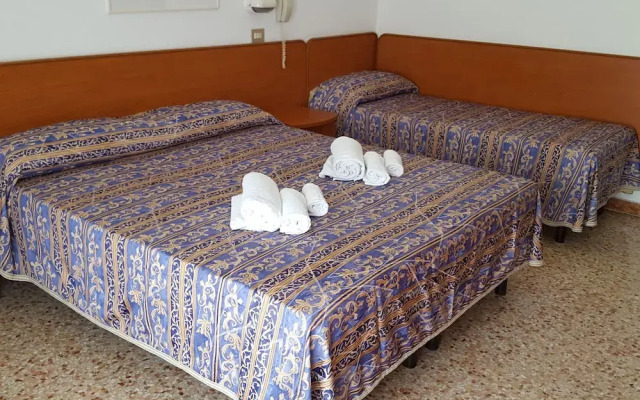 Hotel Saponi Римини комната для гостей