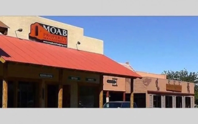 Отель Moab Lodging Vacation Rentals вид на фасад