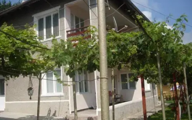Отель Guest House Anna вид на фасад