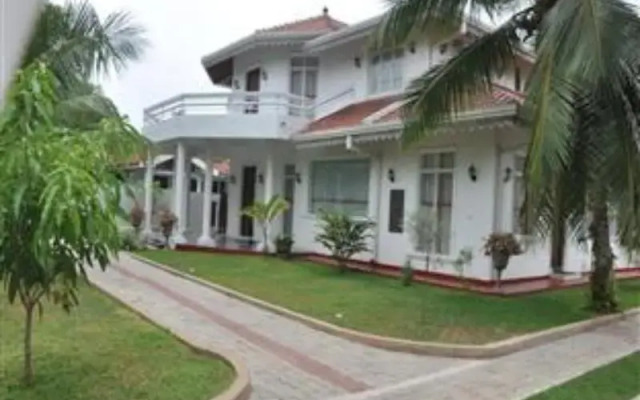 Отель Nest Holiday Resort вид на фасад
