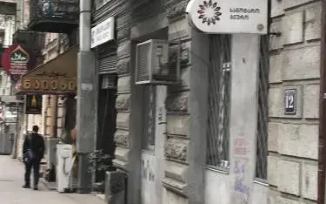 Отель Family Guest House Old Street вид на фасад