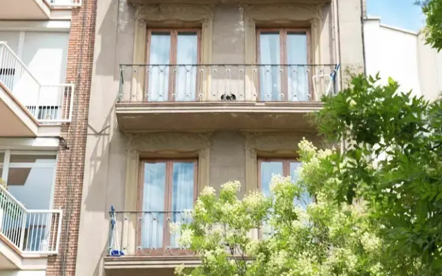 Апартаменты Plaza España Apartments вид на фасад