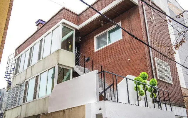 Flex Home Guesthouse - Hostel вид на фасад