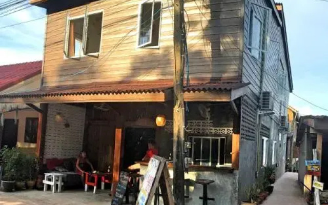 Отель Sweet Life Community Guesthouse Старая часть Ланты вид на фасад