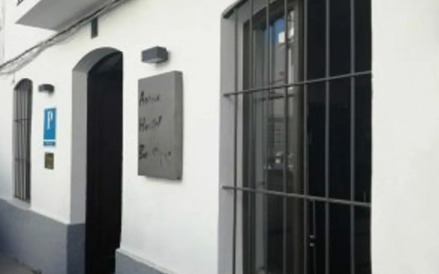 Отель Arena Hostel Boutique Испания, Кониль-де-ла-Фронтера - отзывы, цены и фото номеров - забронировать отель Arena Hostel Boutique онлайн вид на фасад
