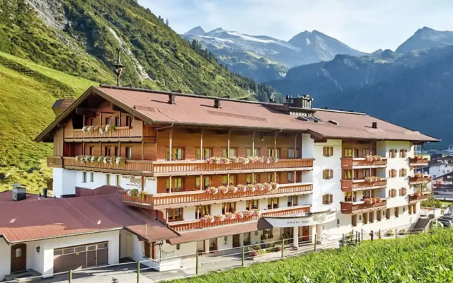 Hotel Alpenhof вид на фасад