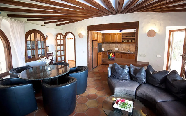 Отель Villa Oblada - Four Bedroom комната для гостей