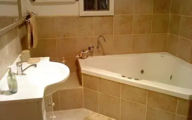 Hillview Oak B&B