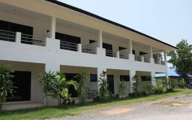 Отель Chalong Sea View Resort вид на фасад