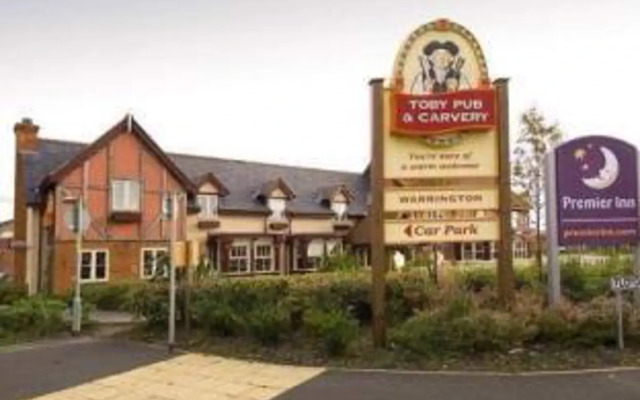 Отель Premier Inn Warrington Central North вид на фасад
