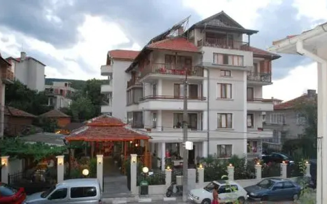 Отель Guest House Lazur Болгария, Аврен - отзывы, цены и фото номеров - забронировать отель Guest House Lazur онлайн вид на фасад