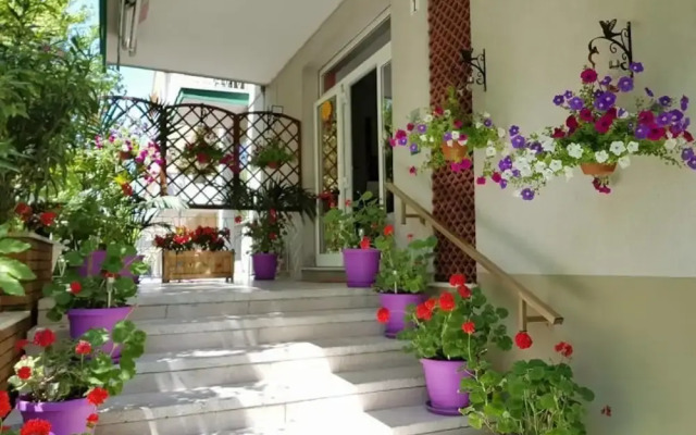 Hotel Mara вид на фасад