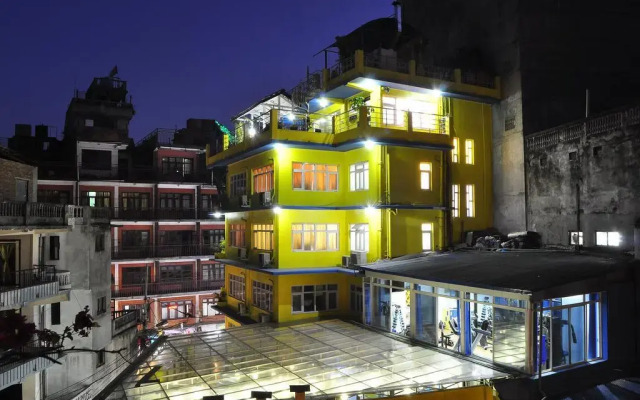 Отель Royal Penguin Boutique Hotel Непал, Катманду - отзывы, цены и фото номеров - забронировать отель Royal Penguin Boutique Hotel онлайн вид на фасад