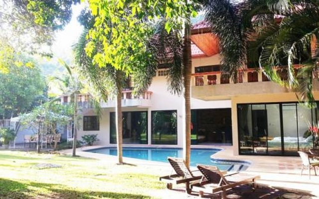 Отель Holiday Villa Rawai бассейн