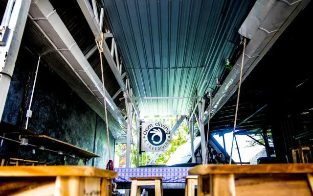 Отель Dpm Diving Hostel & Bar Koh Tao Таиланд, Мэй-Хаад-Бэй - отзывы, цены и фото номеров - забронировать отель Dpm Diving Hostel & Bar Koh Tao онлайн вид на фасад