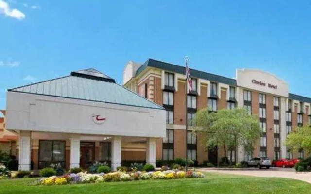 Clarion Hotel & Suites Conference Center Колумбус вид на фасад