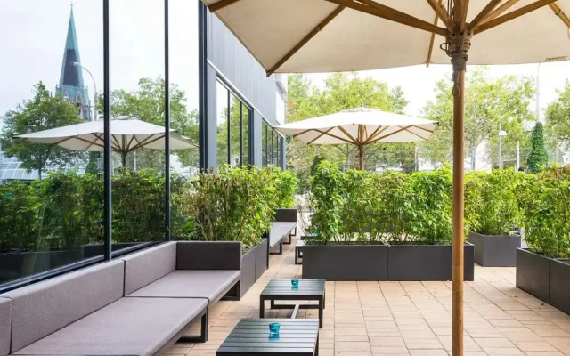 Отель Motel One Wien-Westbahnhof Вена вид на фасад