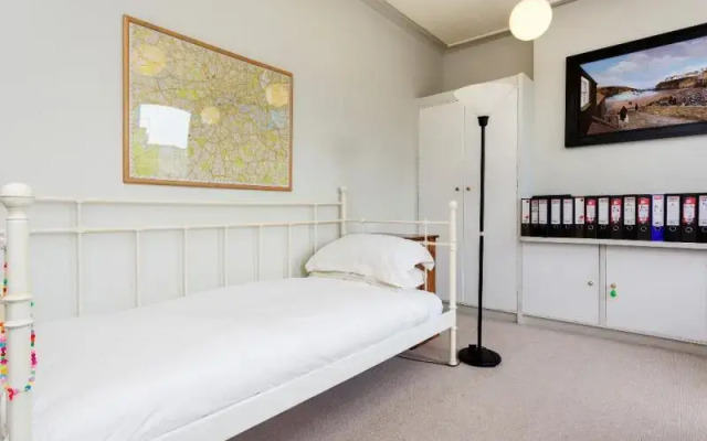 Отель Veeve 5 Bed House Burghley Road Tufnell Park комната для гостей