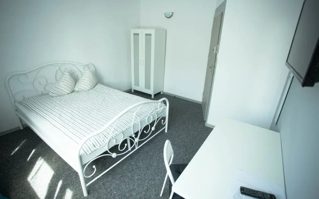 Отель MoonRiver Inn Варшава комната для гостей