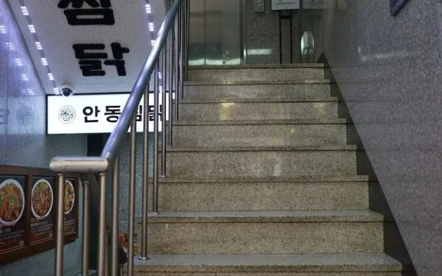 Отель Artravel Myeongdong вид на фасад