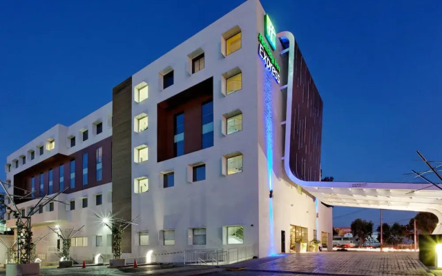 Отель Holiday Inn Express Guadalajara Autonoma вид на фасад