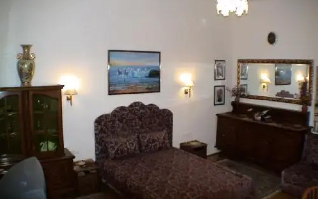 Garibaldi Guesthouse  Apartments