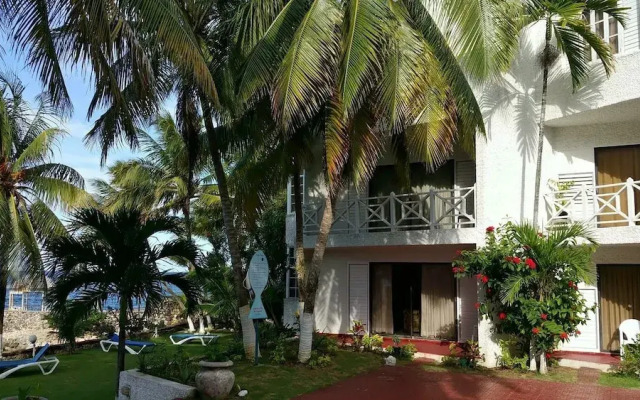 Отель Ocho Rios Beach Resort at ChrisAnn вид на фасад