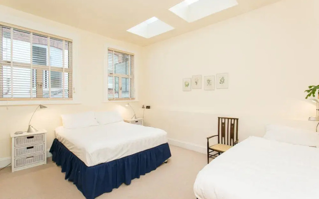 Отель Veeve - Rosey Rosslyn Flat комната для гостей