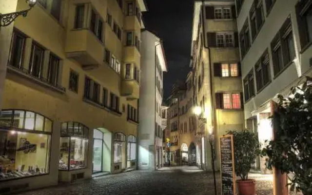 Отель Zürich Niederdorf - Grossmünster вид на фасад