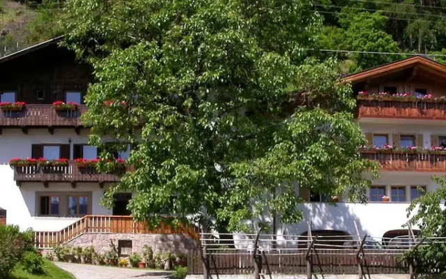 Отель Appartements Kirchtalhof Лана вид на фасад