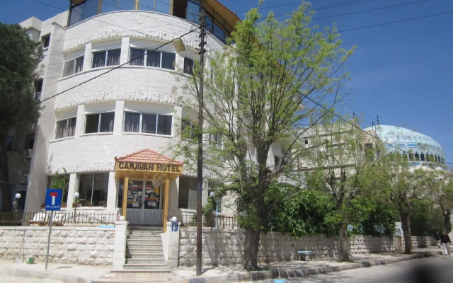 Caravan Hotel вид на фасад