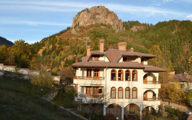 Отель Family Hotel Silver Болгария, Смолян - отзывы, цены и фото номеров - забронировать отель Family Hotel Silver онлайн вид на фасад
