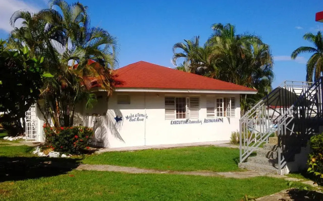 Executive Mammee Bay Hotel вид на фасад