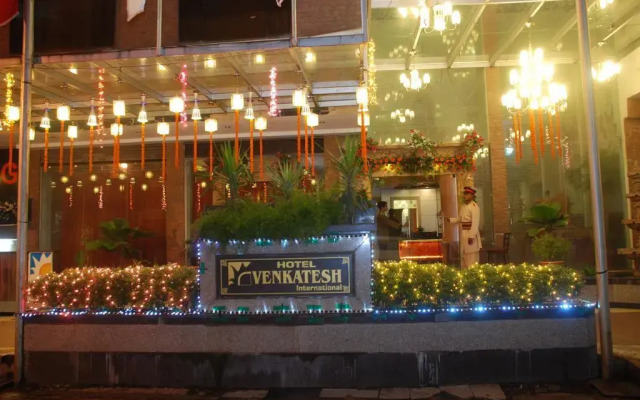 Hotel Venkatesh International вид на фасад