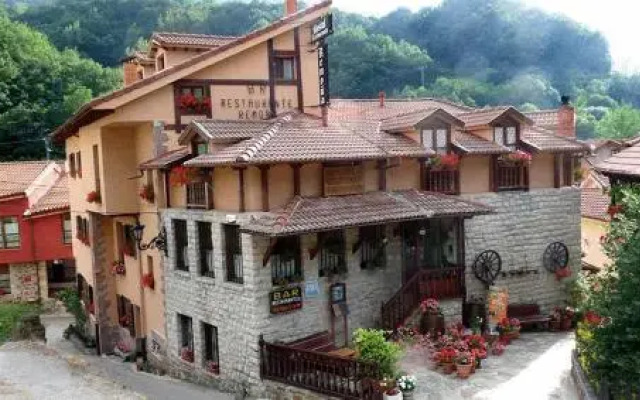 Отель Hostal Remoña вид на фасад