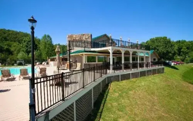 Four Seasons - 2 Br home by RedAwning