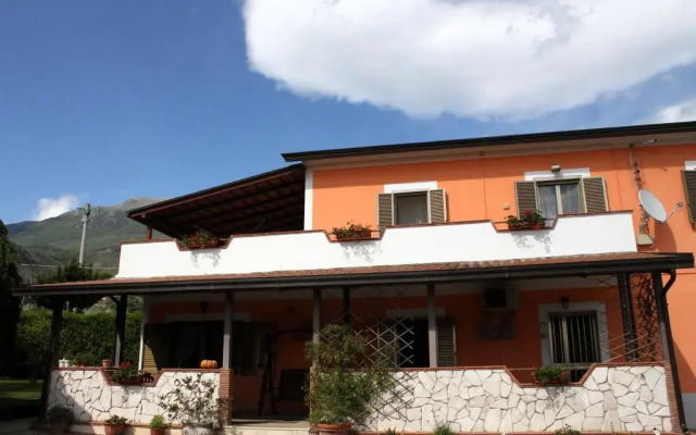 Отель B&B Casale Shanti Кастрочьело вид на фасад