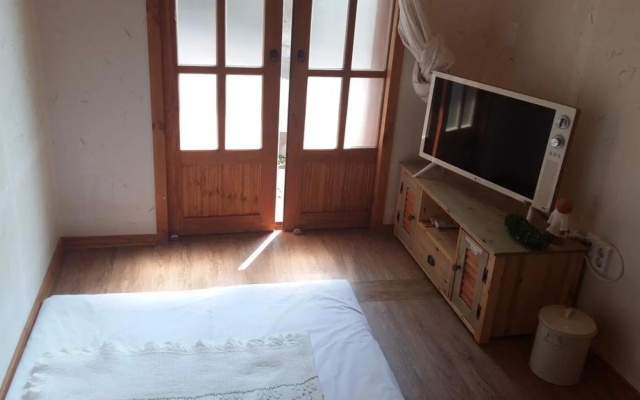 Jeonju Hanok Village under Mountain Pension