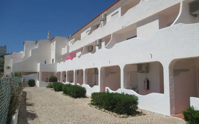 Отель Apartamentos Salema Praia Club вид на фасад