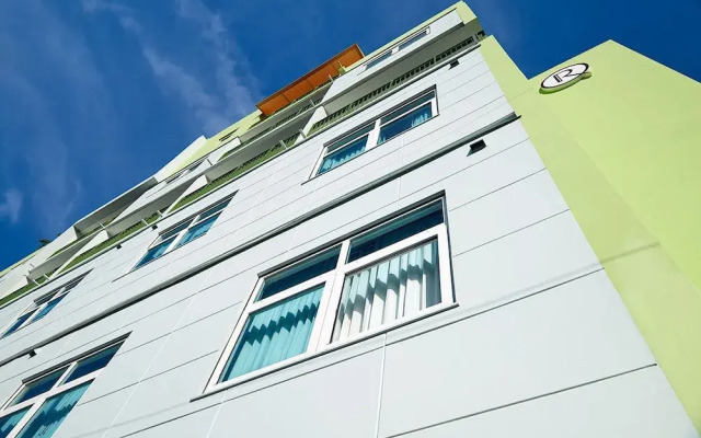 R Hotel Kingston вид на фасад