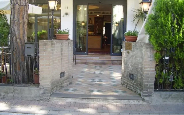 Hotel Cortina Римини вид на фасад