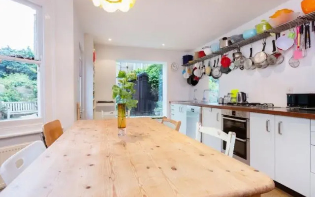 Отель Veeve 4 Bed House On Ronalds Road Highbury And Islington комната для гостей