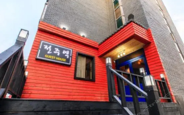 Отель Jeonju Jeonjuyeok Guesthouse вид на фасад