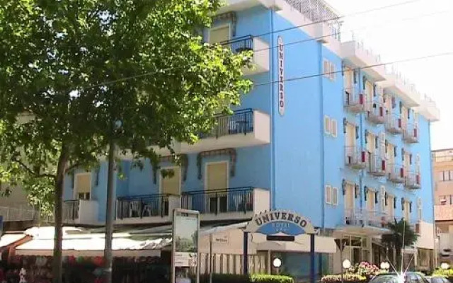 Hotel Universo Римини вид на фасад